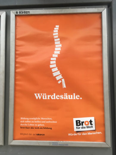 Würdesäule: Wortspiel Brot für die Welt