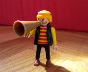 Ein Playmobil-Männchen mit Flüstertüte